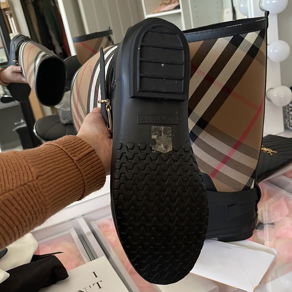 Burberry house check rain boots size 7 like new I just used them twice. - Picture 4 of 4
